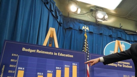 El gobernador de California Jerry Brown expone el presupuesto para el estado.