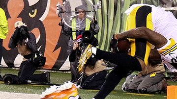 Martavis Bryant, receptor de Pittsburgh, sujeta el balón contra la parte trasera de su muslo para un increíble touchdown contra los Bengals.