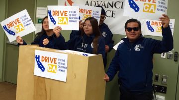 En el Centro de Justicia para el Avance de los asiático-americanos, inmigrantes de todas las razas se reunieron para analizar los avances que han traído a California, las licencias de manejo AB60. (Araceli Martinez/La Opinión).