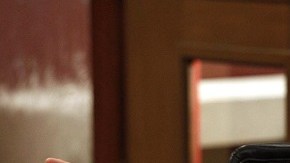 El actor Charlie Sheen en su personaje de Charlie Harper en "Two and a Half Men".