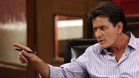 El actor Charlie Sheen en su personaje de Charlie Harper en "Two and a Half Men".