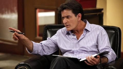 El actor Charlie Sheen en su personaje de Charlie Harper en "Two and a Half Men".