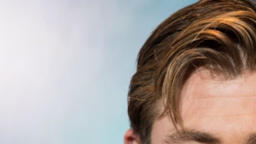 Aunque él lo niegue,  Miley fue vista celebrando la navidad con su mujer, Elsa Pataky, y su hermano, Liam, en un festival en Australia.