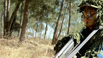 Un estudiante de la carrera de Ingenería en Combate realiza ejercicios con un G-3