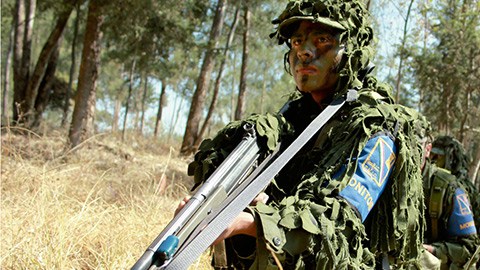 Un estudiante de la carrera de Ingenería en Combate realiza ejercicios con un G-3