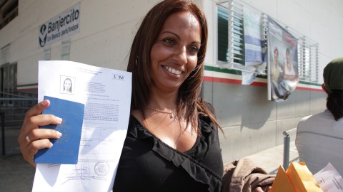 Una ciudadana cubana a su paso por el registro ante las autoridades migratorias de México