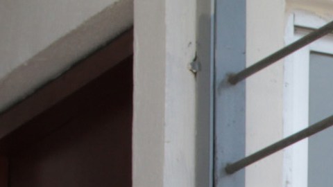 Un ciudadano cubano pasa el trámite de registro ante las autoridades migratorias de México