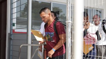 Un ciudadano cubano pasa el trámite de registro ante las autoridades migratorias de México