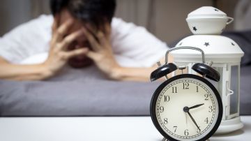 Dormir mal influye en los pensamientos intrusivos: por qué