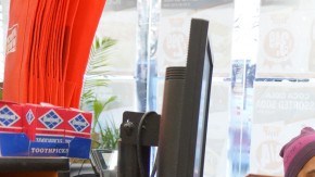 Los trabajadores de supermercados están expuestos al contagio.