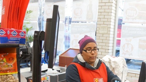 Los trabajadores de supermercados están expuestos al contagio.