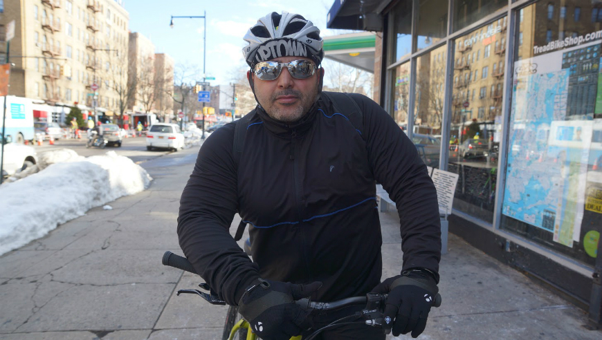 Azi se mueve en bicicleta por el barrio. Este puertorriqueño declaró que ahora Dyckman es una zona más segura, hay más restaurantes y se ha modernizado.