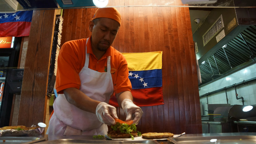 Mariu y Tula trabajan en Cachapas y Mas, uno de los restaurantes más famosos de la calle Dyckman, que sirve comida dominicana y venezolana.