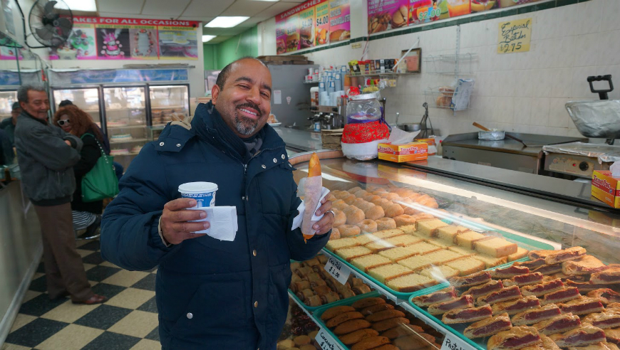 "El barrio ha cambiado para bien, cada vez hay más gente, pero cada vez se exige más renta y muchos negocios permanecen cerrados", nos cuenta Jose Polonio, dominicano, que tuvo una empresa importadora en el barrio, desde la pastelería 'Kenney Bakery'.