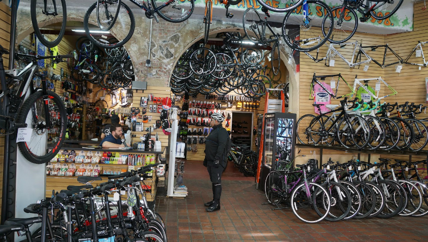 Dentro de la tienda de bicicletas Tread Bike Shop, en la calle Dyckman.
