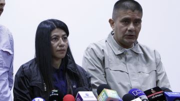 Los guerrilleros indultados Sandra Patricia Isaza (i) y Carlos Antonio Ochoa (d) en una rueda de en Bogotá.