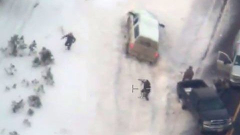 El video publicado por el FBI muestra el momento en que Robert "LaVoy" Finicum recibe un disparo.