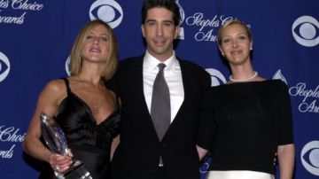 De izq. a der., el elenco de "Friends" Jennifer Aniston, David Schwimmer y Lisa Kudrow en 2001.