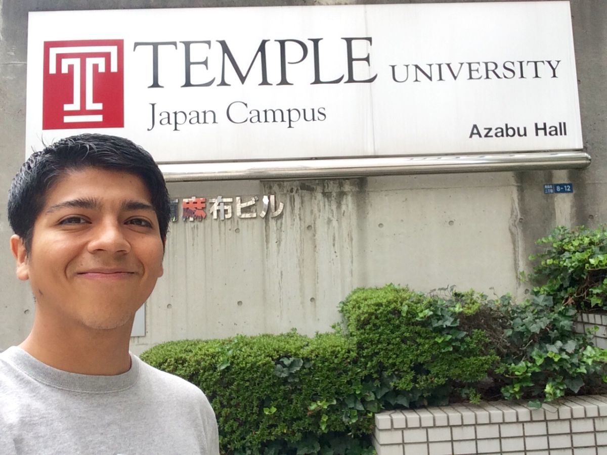Daniel Zárate en una visita a la universidad Temple de Tokio.