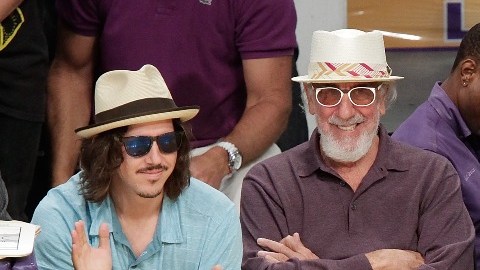 Jack Nicholson es el fanático No. 1 de los Lakers. Los asientos que celebridades como él ocupan alrededor de la cancha en el Staples Center pueden costar una fortuna para el último juego de Kobe Bryant el 13 de abril.