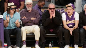 Jack Nicholson es el fanático No. 1 de los Lakers. Los asientos que celebridades como él ocupan alrededor de la cancha en el Staples Center pueden costar una fortuna para el último juego de Kobe Bryant el 13 de abril.