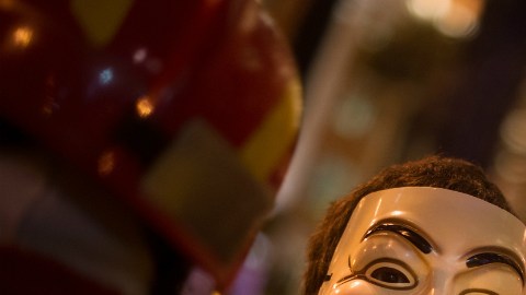 Uno de los símbolos del grupo 'Anonymous' es la careta de 'Guy Fawkes', que sus activistas suelen usar en las manifestaciones o en los comunicados.