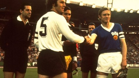 1960: El capitán de Alemania Occidental Franz Beckenbauer #5 saluda al capitán de Alemania Oriental.