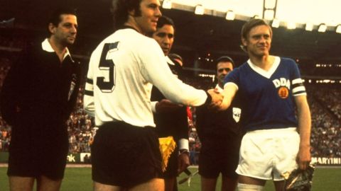 1960:  El capitán de Alemania Occidental Franz Beckenbauer #5 saluda al capitán de Alemania Oriental.