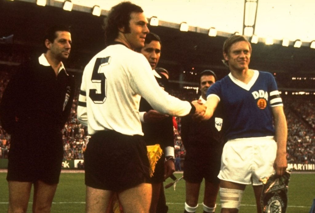 1960:  El capitán de Alemania Occidental Franz Beckenbauer #5 saluda al capitán de Alemania Oriental.