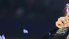 Tom Brady celebra con el trofeo Vince Lombardi el pasado febrero al ganar el Super Bowl.