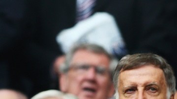 Stan Kroenke (izq.), dueño de los Rams, también es propietario del venerado Arsenal de Londres. Aquí aparece en mayo pasado previo a la final de la Copa FA.