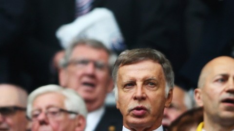 Stan Kroenke (izq.), dueño de los Rams, también es propietario del venerado Arsenal de Londres. Aquí aparece en mayo pasado previo a la final de la Copa FA.