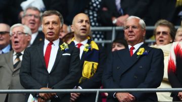 Stan Kroenke (izq.), dueño de los Rams, también es propietario del venerado Arsenal de Londres. Aquí aparece en mayo pasado previo a la final de la Copa FA.