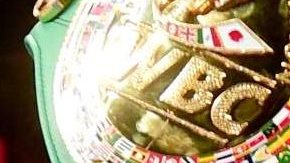 Leo Santa Cruz muestra sus cinturones tras derrotar el año pasado al también mexicano Abner Mares en el Staples Center.