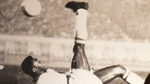 Las imágenes de Pelé rematando de chilena son escasas y de baja calidad, pero el Rey dominaba la técnica.