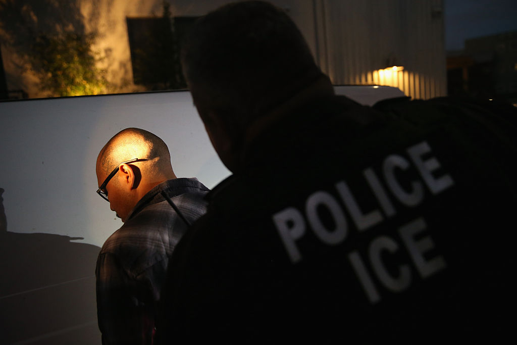 Activistas alegan que las redadas de ICE estarían violando derechos civiles de inmigrantes. 