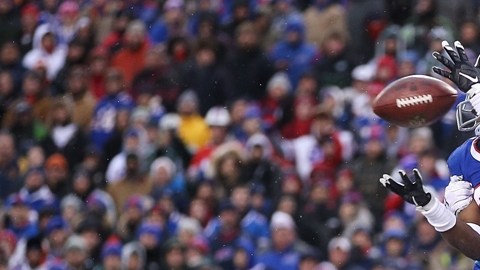Leodis McKelvin, de los Bills de Buffalo, intercepta un pase en la zona de anotación en el cuarto periodo, una de las jugadas clave en la derrota de los Jets.