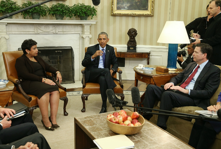 Barack Obama acompañado por la fiscal general del país, Loretta Lynch, y el director del FBI, James Comey en el Despacho Oval de la Casa Blanca.