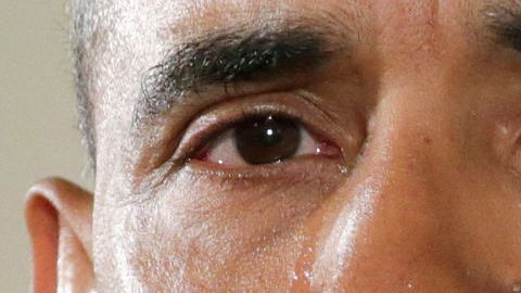 Las lágrimas le corren por las mejillas al recordar a las víctimas de la masacre de Sandy Hook, en la alocución pública de hoy 5 de enero decretando un paquete de medidas para el control de armas de fuego, en el Salón Este de la Casa Blanca.
