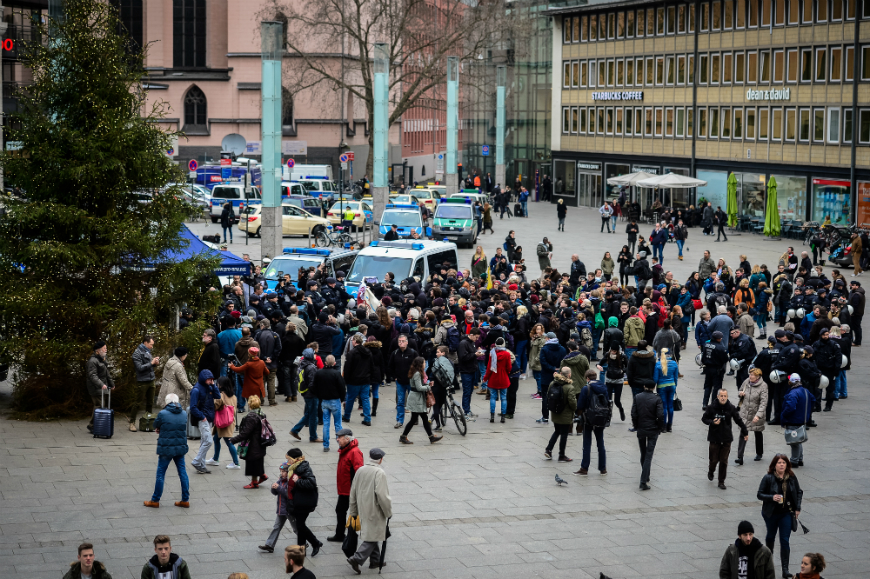 Varias personas cercanas al partido alemán de extrema derecha 'Pro NRW' se manifestaron para exigir acciones contra los atacantes.