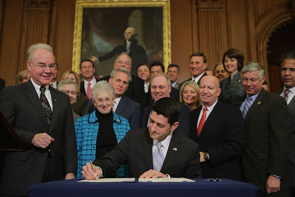 Paul Ryan firmando la nueva ley que fue presentada al presidente Obama. 