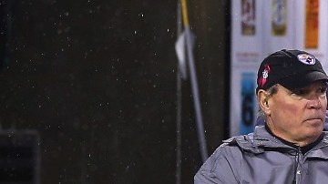 Ben Roethlisberger saliendo lesionado del partido de Wild Card de la AFC en Cincinnati, Ohio.