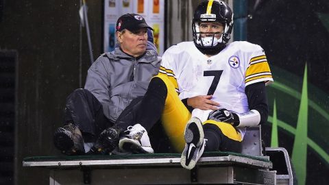 Ben Roethlisberger saliendo lesionado del partido de Wild Card de la AFC en Cincinnati, Ohio.