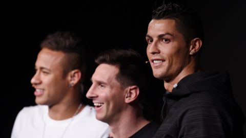 Neymar, Messi y Cristiano, compartieron el podio en la gala del Balón de Oro de la FIFA.