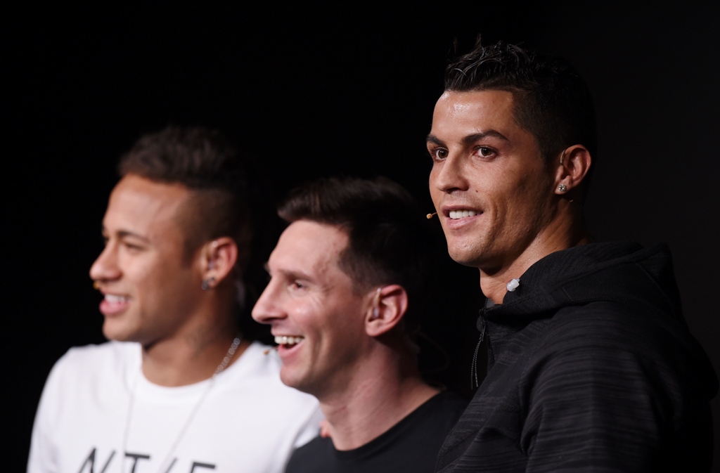 Neymar, Messi y Cristiano, compartieron el podio en la gala del Balón de Oro de la FIFA.