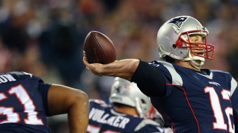 Tom Brady, quaterback de Nueva Inglaterra, superó los problemas en su tobillo y brilló lanzando para 302 yardas, dos pases de anotación y corrió para un touchdown. Foto: Getty Images.