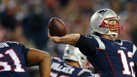 Tom Brady, quaterback de Nueva Inglaterra, superó los problemas en su tobillo y brilló lanzando para 302 yardas, dos pases de anotación y corrió para un touchdown. Foto: Getty Images.
