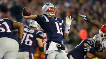 Tom Brady, quaterback de Nueva Inglaterra, superó los problemas en su tobillo y brilló lanzando para 302 yardas, dos pases de anotación y corrió para un touchdown. Foto: Getty Images.