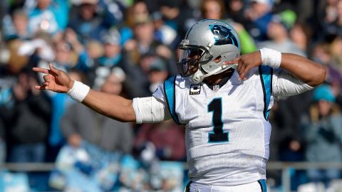 Cam Newton, estrella de los Panthers, celebra durante el partido de playoffs contra Seattle.