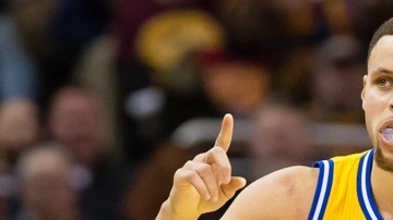 Stephen Curry anotó 35 puntos y ya no tuvo necesidad de jugar en el cuarto periodo contra Cleveland.